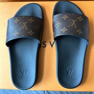 Louis Vuitton Waterfront Slides NWT, never worn. Mens 5